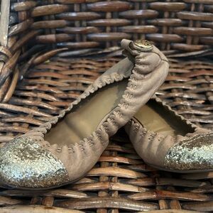 Tory Burch Beige Flats with Sparkling Gold Toe in size 6